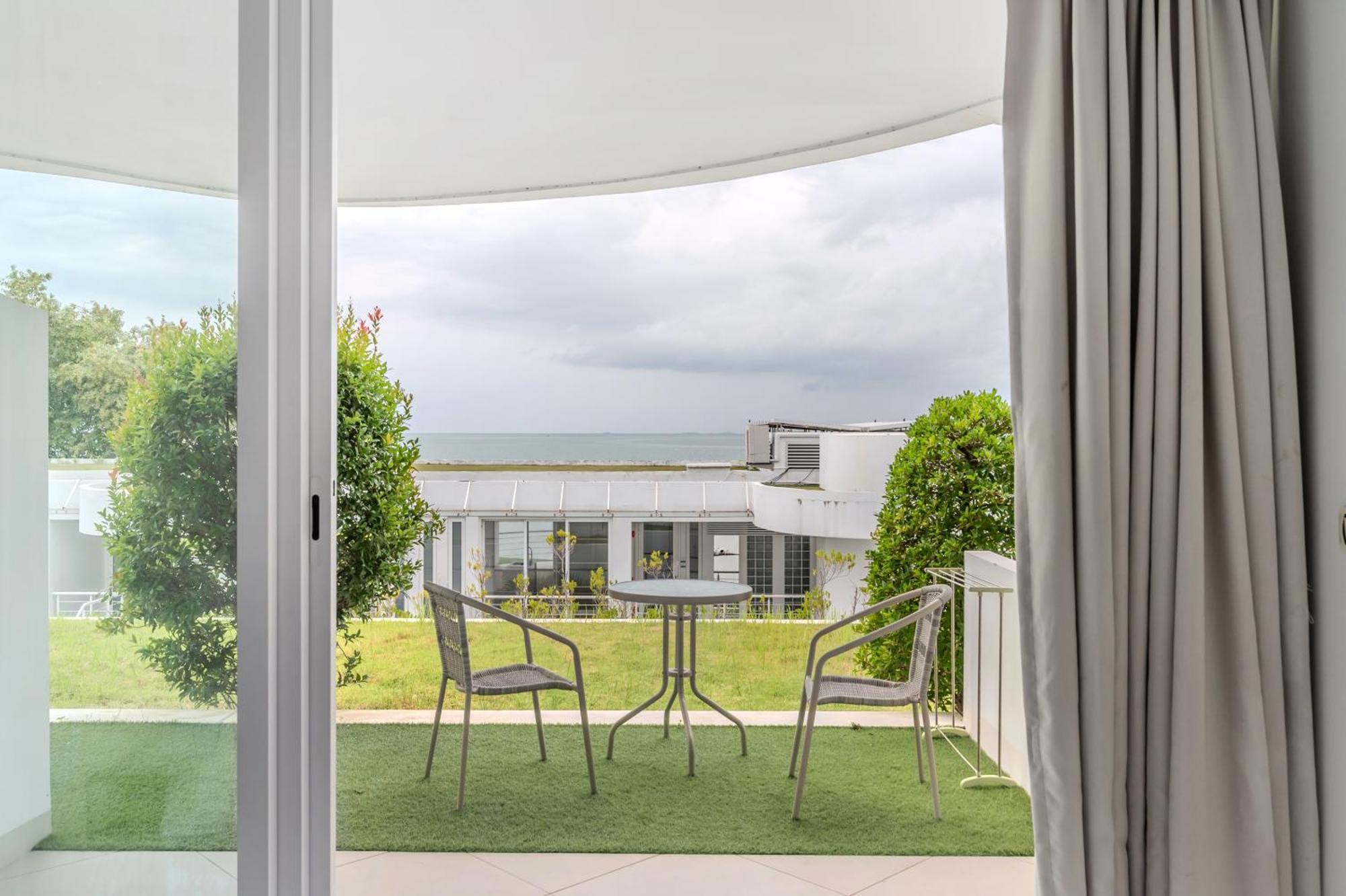 Pure Sunset Beach - Ocean View Room, Pattaya Na Chom Thian Exteriör bild